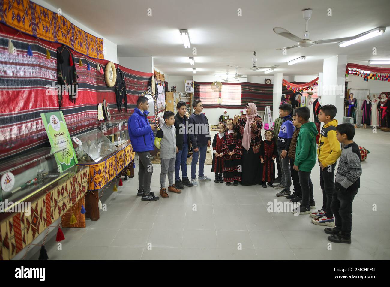 Gaza, Palästina. 19. Januar 2023. Suhaila Shaheen, 60 zeigt den Besuchern die Abschnitte ihres eigenen Museums in Rafah, südlich des Gazastreifens. Eine palästinensische Frau Suhaila Shaheen, 60, gründete ein Museum zum Kulturerbe, das die Sammlungen, die sie gesammelt hat, und das, was sie auf ihre Kosten gekauft hat, enthält. Um das Ziel zu erreichen, das erste Museum mit dem Namen seiner Stadt, Rafah, zu errichten. Kredit: SOPA Images Limited/Alamy Live News Stockfoto