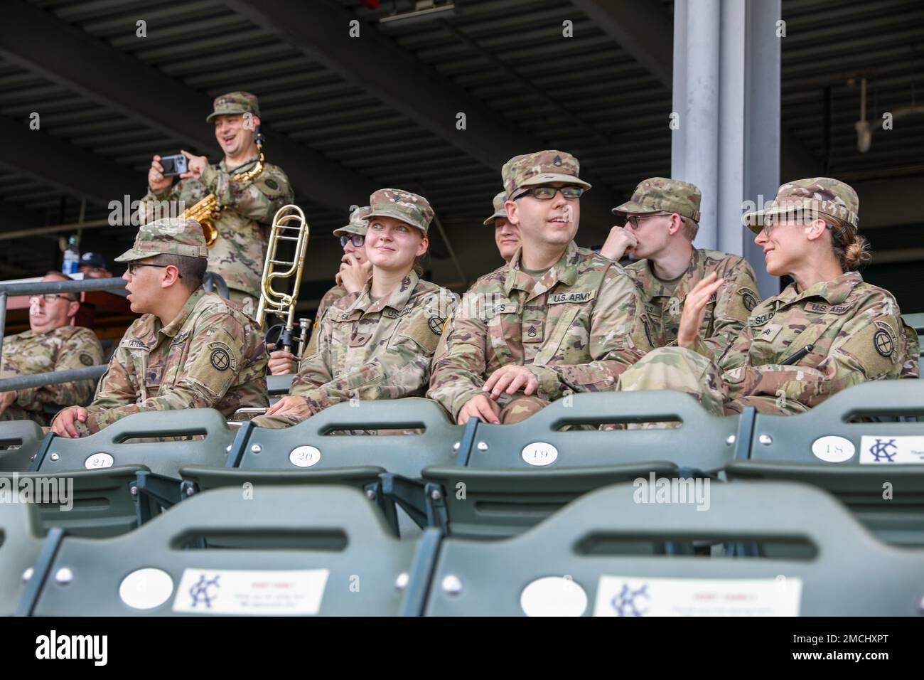 Soldaten, die der 35. Infanterie Division Band zugeteilt sind, warten Sie auf der Tribüne, bevor Sie die Nationalhymne beim Baseballspiel der Kansas City Monarchs spielen, 3. Juli 2022. Der Hauptsitz der 35. ID-Band befindet sich derzeit in Olathe, Kansas, und ist die offizielle Band der Kansas Army National Guard. Die Band befindet sich derzeit mitten in einer dreiwöchigen Tour und tritt an Veranstaltungsorten im ganzen Bundesstaat auf. Stockfoto