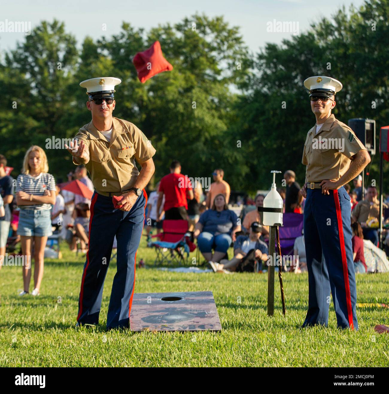 USA Marines und ihre Familien feiern den 4. Juli auf Lejeune Field auf der Marine Corps Basis Quantico, Virginia, 4. Juli 2022. Zu den Aktivitäten während der Feier zählten Vorstellungen der Marine Barracks Washington Silent Drill Platoon, die Quantico Marine Corps Band, Imbissverkäufer, das Spielen von Farben und eine Feuerwerk Show. Stockfoto