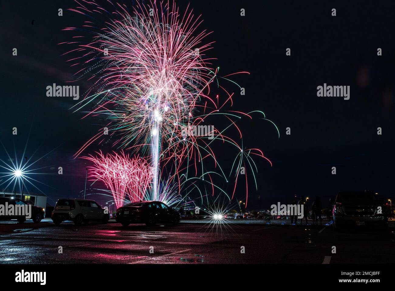 Feuerwerk am Abend während des Finales von Pop Goes the Fort, der jährlichen Feier zum Unabhängigkeitstag, in Fort Bliss, Texas, am 4. Juli 2022. Dieses Jahr, eine Veranstaltung für Familie und Moral, Wohlfahrt und Erholung, begrüßte Bliss die Besucher von der Anlage zum ersten Mal seit 2019 für die Feiertagsfeier. Stockfoto
