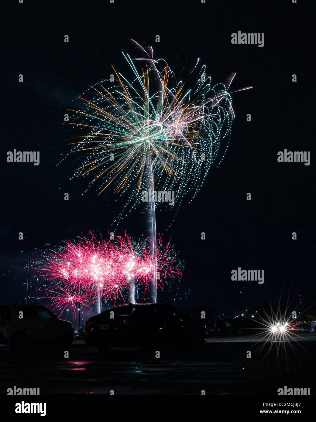 Feuerwerk am Abend während des Finales von Pop Goes the Fort, der jährlichen Feier zum Unabhängigkeitstag, in Fort Bliss, Texas, am 4. Juli 2022. Dieses Jahr, eine Veranstaltung für Familie und Moral, Wohlfahrt und Erholung, begrüßte Bliss die Besucher von der Anlage zum ersten Mal seit 2019 für die Feiertagsfeier. Stockfoto