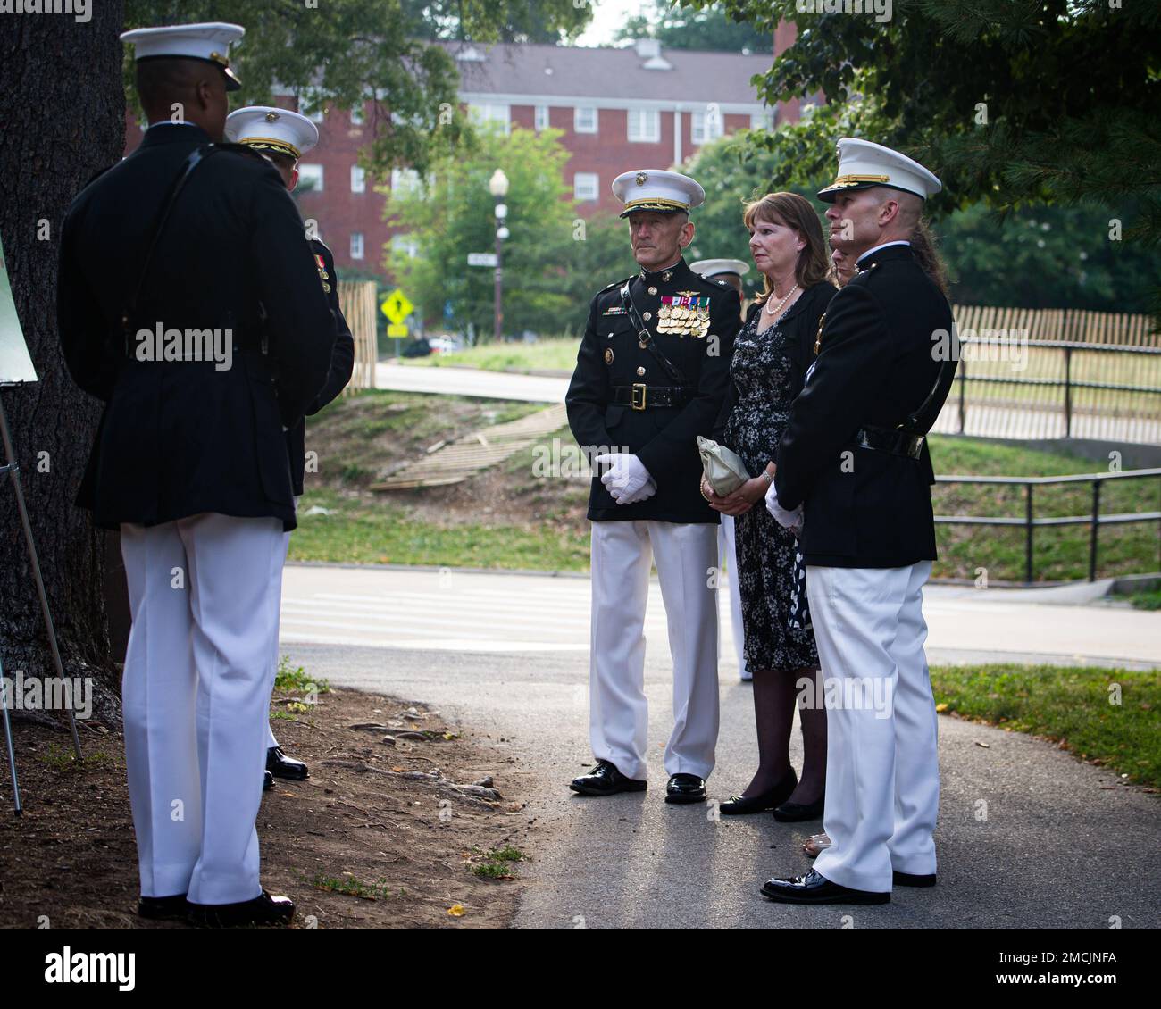 Der Ehrengast, Oberstleutnant Joseph Shusko, United States Marine Corps (Ret.), und der Gastgeber General Mark H. Clingan, Assistant Deputy Commandant, Combat Development and Integrations, erhalten eine kurze Einführung von Captain Gregory Jones während einer Sunset Parade am Marine Corps war Memorial, Arlington, Virginia, 5. Juli 2022. Stockfoto