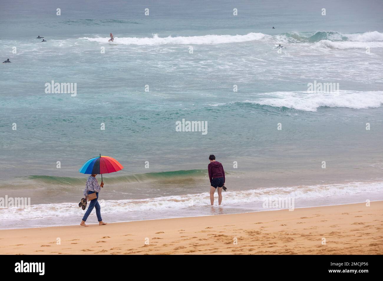 Sydney, Australien. Manly Beach, Sydney, Australien, Sonntag, 22. Januar 2023. La nina Regen und nasses Wetter im Sommer in Sydney, kombiniert mit gefährlichen Strömungen vor der Küste und dem Hai-Angriff von gestern am Shelly Beach führt zu einem fast verlassenen Manly Beach Sydney. Kredit: martin Berry/Alamy Live News Stockfoto