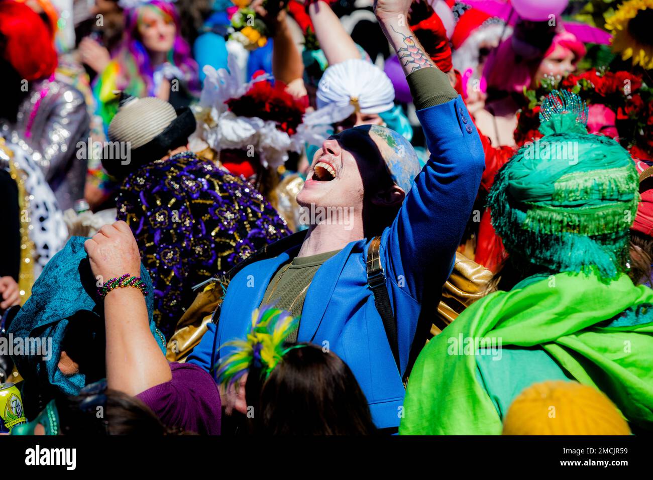 Während des Mardi Gras in New Orleans könnt ihr in den belebten Straßen bei einer Wanderparade (Krewe of Saint Anne) feiern Stockfoto