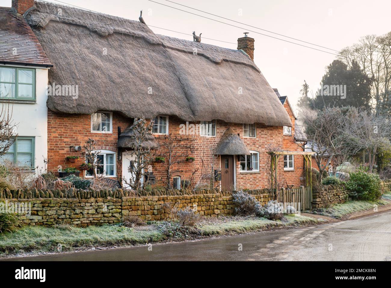 Strohgedeckte Hütten im Januar-Frost. Cropredy, Oxfordshire, England Stockfoto