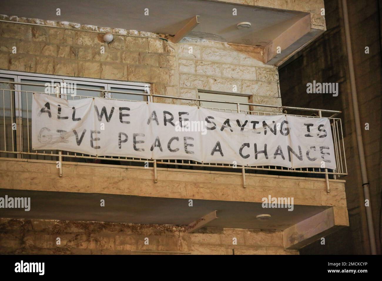 Jerusalem, Israel. 21. Januar 2023. Ein Banner, auf dem während der Demonstration steht: "Wir sagen nur, geben dem Frieden eine Chance". Israelische linksgerichtete Friedensaktivisten und Palästinenser nehmen an einer Demonstration gegen Vertreibungen aus Häusern im israelisch annektierten Stadtviertel Ostjerusalem von Scheich Jarrah Teil, Israels neuer nationaler Sicherheitsminister Itamar Ben-Gvir befahl dem Polizeikommandanten am 8. Januar, Offiziere zu ermächtigen, palästinensische Flaggen, die in öffentlichen Räumen fliegen, zu entfernen. (Foto: Saeed Qaq/SOPA Images/Sipa USA) Guthaben: SIPA USA/Alamy Live News Stockfoto