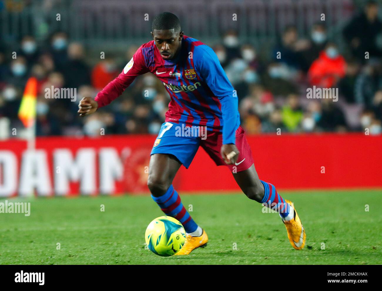 Barcelona's Ousmane Dembele controls the ball during the Spanish La Liga soccer match between Barcelona and Elche at the Camp Nou stadium, in Barcelona, Spain, Saturday, Dec. 18, 2021. (AP Photo/Joan Monfort) Stockfoto