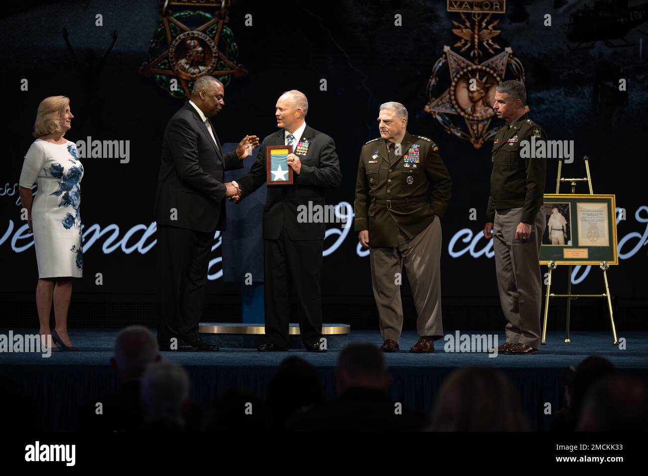 Verteidigungsminister Lloyd J. Austin III. Überreicht die Ehrenmedaillenflagge an den pensionierten Oberst John D. Lock, der im Namen des Ehrenempfängers Army 1. LT. Ralph Puckett Jr. In einer Zeremonie, in der Puckett und fünf weitere Ehrenmedaillenempfänger in die Pentagon Hall of Heroes einberufen wurden, auf der Joint Base Myer-Henderson Hall, Virginia, 6. Juli 2022. (Foto des Verteidigungsministeriums der USA Marineoffizier 2. Klasse Alexander Kubitza) Stockfoto