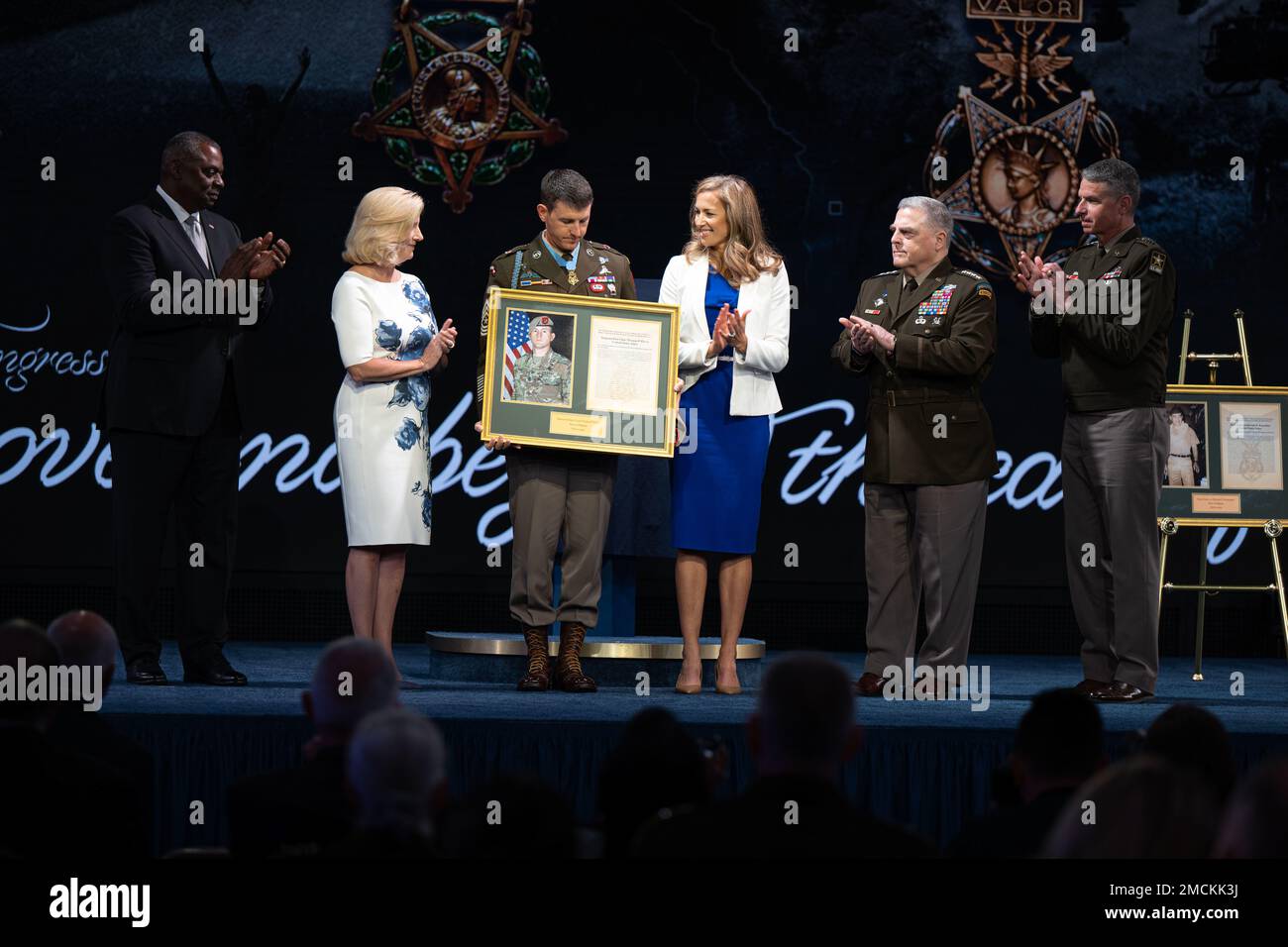 Christine Wormuth, Sekretärin der Armee, präsentiert ein Foto und eine Empfehlung an den Empfänger der Ehrenmedaille, Army Sgt. Major Thomas P. Payne, bei einer Zeremonie, bei der Birdwell und fünf weitere in die Pentagon Hall of Heroes einberufen wurden, auf der Joint Base Myer-Henderson Hall, Virginia, 6. Juli 2022. (Foto des Verteidigungsministeriums der USA Marineoffizier 2. Klasse Alexander Kubitza) Stockfoto