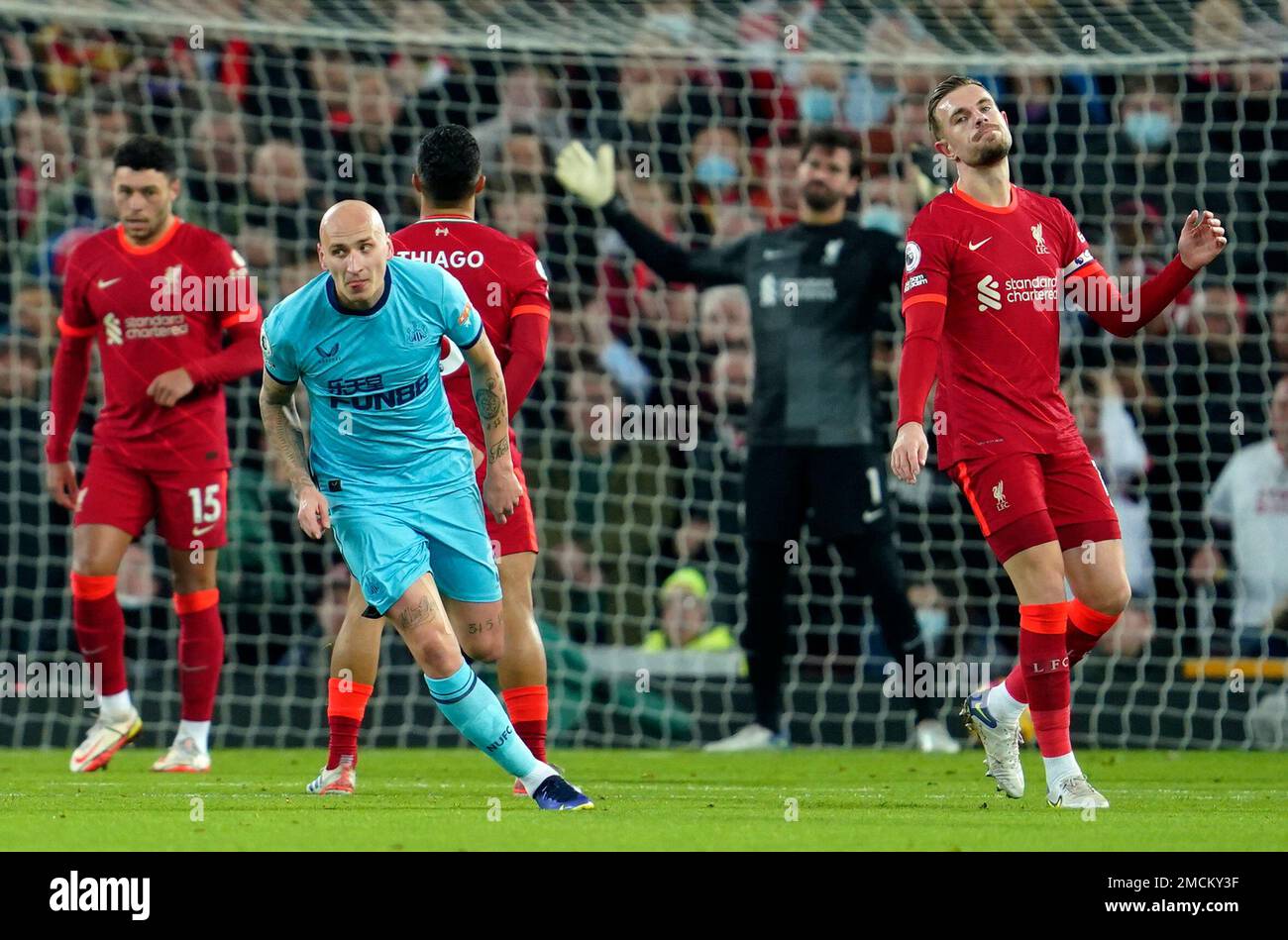 Newcastle's Jonjo Shelvey, front left, celebrates after scoring his side's opening goal during the English Premier League soccer match between Liverpool and Newcastle United at Anfield stadium in Liverpool, England, Thursday, Dec. 16, 2021. (AP Photo/Jon Super) Stockfoto