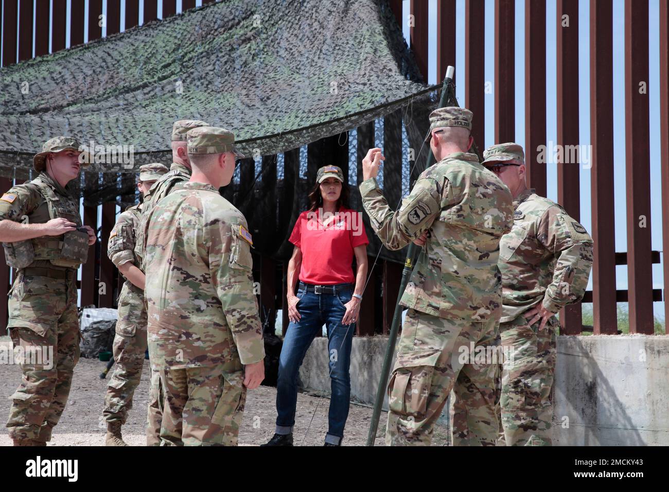 FILE - South Dakota Gov. Kristi Noem visits the U.S. border with Mexico on July 26, 2021, near McAllen, Texas. The defense bill Congress has sent to President Joe Biden prohibits using private funds for interstate National Guard deployments like South Dakota Gov. Kristi Noem did this year. (AP Photo/Stephen Groves, File) Stockfoto