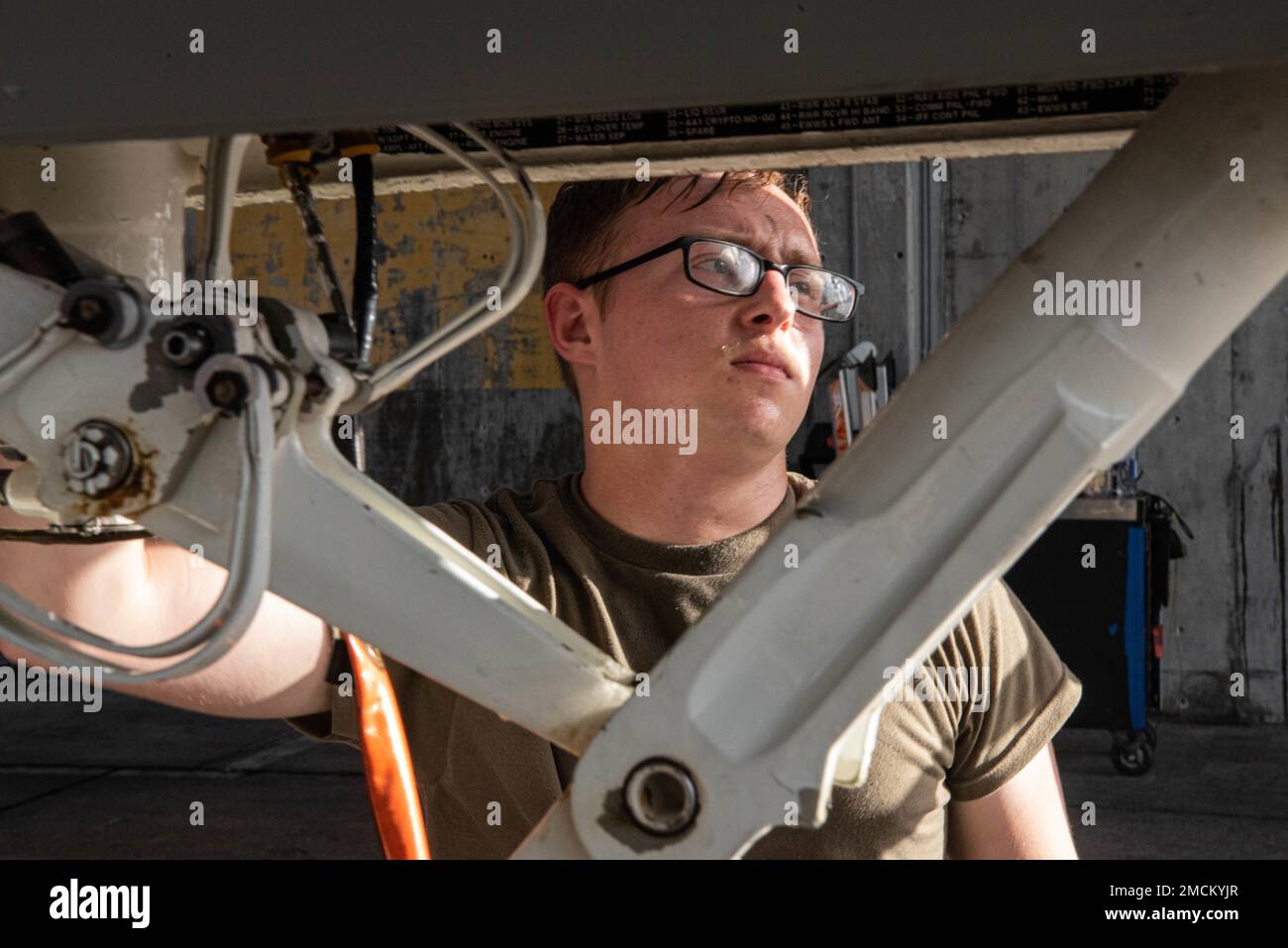 Airman 1. Class Trevor Finley, 44. Aircraft Maintenance Unit Crew Chief, inspiziert die Flugzeugstatusanzeige auf einem F-15C Eagle auf der Kadena Air Base, Japan, 6. Juli 2022. Die Besatzungsleiter führen im Rahmen ihrer Bergungsmaßnahmen grundlegende Nachfluginspektionen durch. Stockfoto