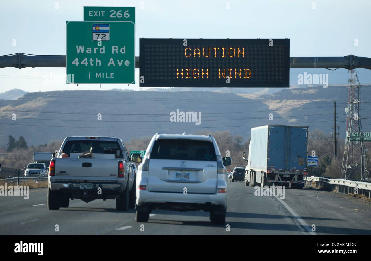 An electronic overhead sign warns motorists headed westbound on Interstate 70 at Ward Road as high winds strafed the Denver metropolitan area Wednesday, Dec. 15, 2021, in Arvada, Colo. A wind storm ripped through communities along Colorado's Front Range Wednesday, leaving a trail of property damage in its wake. (AP Photo/David Zalubowski) Stockfoto