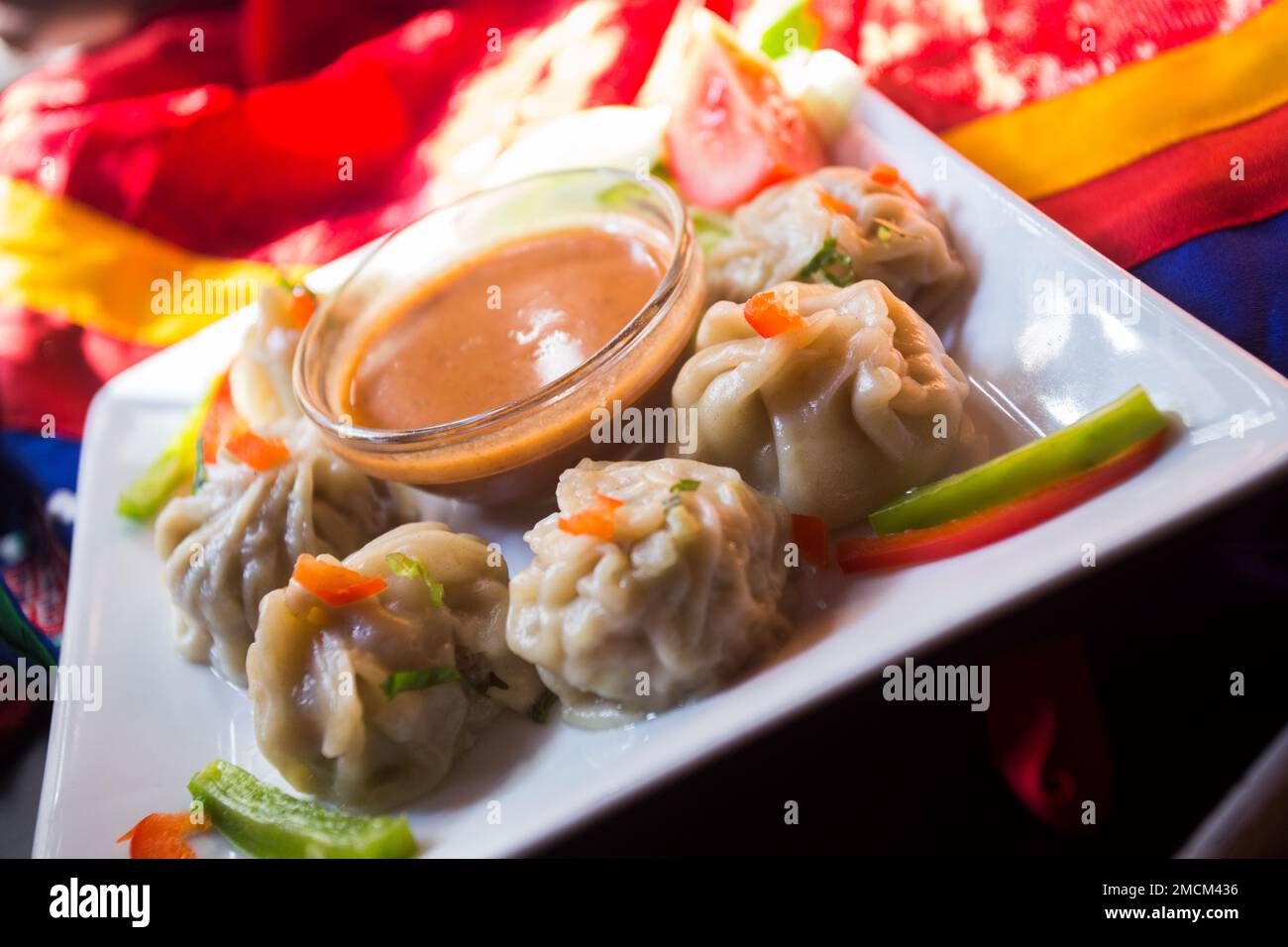 Momo sind mundgerechte Teigtaschen, die mit einem Löffel voll in Teig verpackt sind und aus Tibet stammen. Stockfoto