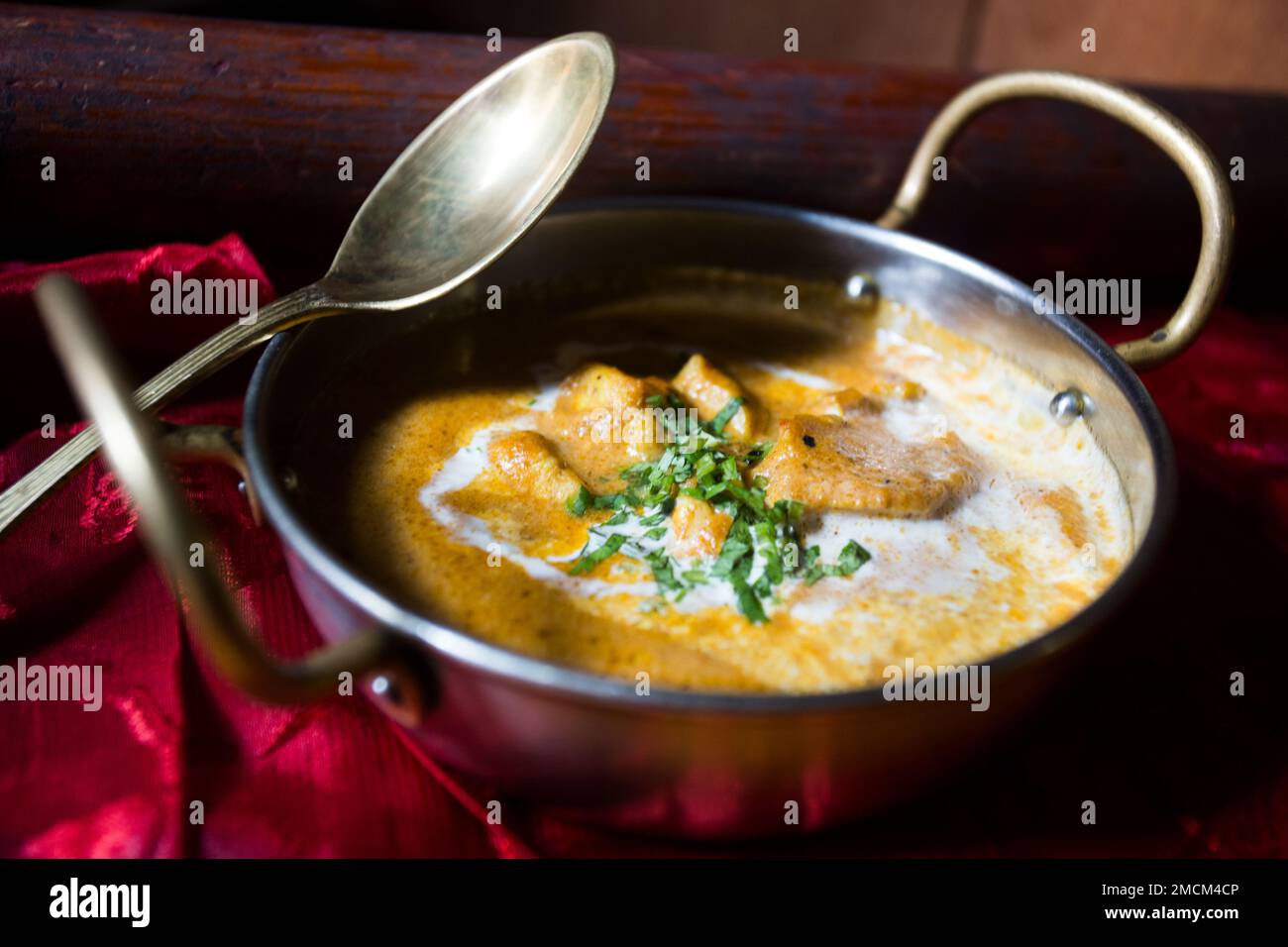 Butterhähnchen ist ein indisches Punjab-Gericht, das in Ländern auf der ganzen Welt beliebt ist. Die Ursprünge von Butterhuhn können bis nach Bombay At zurückverfolgt werden Stockfoto