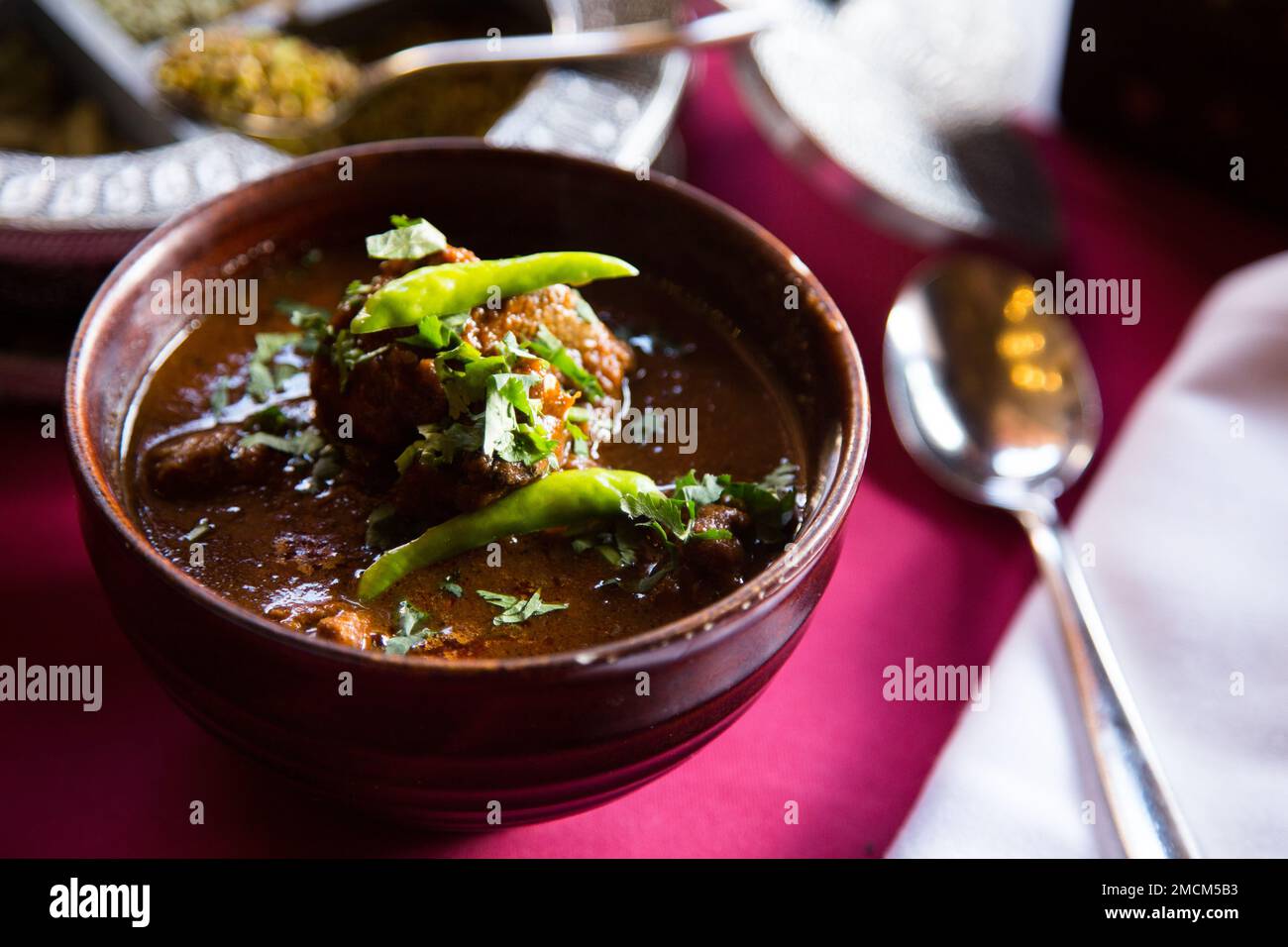 Korma, auch qorma Kavurma oder kurma, ist ein mildes Curry mit Ursprung in Indien und der Türkei, das oft aus Joghurt-Sauce, schwerer Sahne oder Nüssen hergestellt wird. Stockfoto