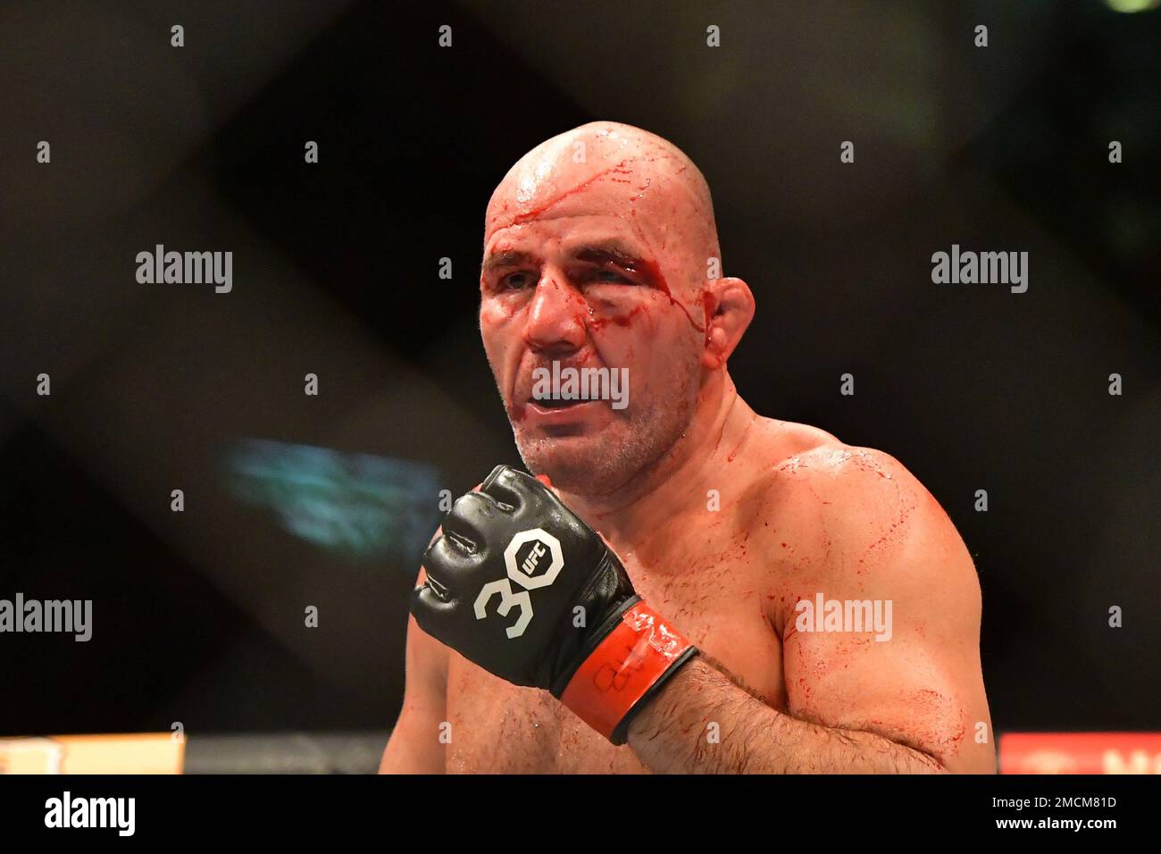 RIO DE JANEIRO, RJ - JANUAR 22: Glover Teixeira blickt in seinem Kampf gegen Jamahal Hill während der UFC 283-Veranstaltung in der Jeunesse Arena am 22. Januar 2023 in Rio de Janeiro, RJ, Brasilien, auf. (Foto von Leandro Bernardes/PxImages) Stockfoto