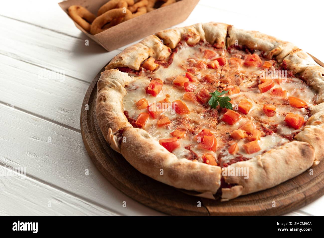 Margarita Pizza auf dem Weißen, Draufsicht. Margarita Pizza mit Tomaten, Basilikum und Mozzarella Käse Stockfoto
