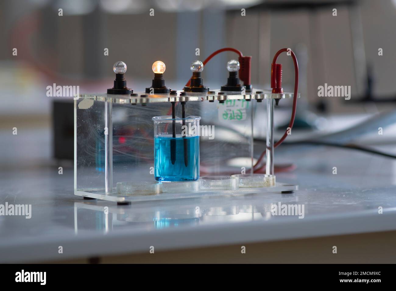 Elektrolytlösung schaltet eine Glühlampe ein. Experiment im Chemielabor Stockfoto