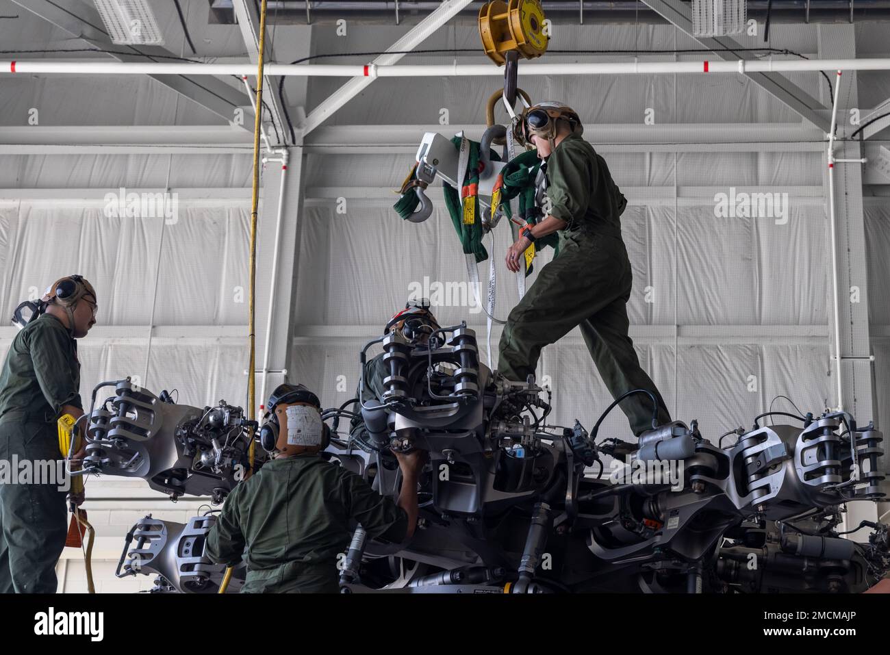 USA Marines installieren einen Motor auf einem CH-53K King Hallion, der dem Marine Operational Test and Evaluation Squadron One (VMX-1) zugewiesen wurde, auf der Marine Corps Air Station New River, North Carolina, 7. Juli 2022. Die CH-53K wurde kürzlich als Initial Operating Capability (IOC) erklärt, ein wichtiger Meilenstein bei der Verbesserung der Fähigkeiten und der Umstrukturierung der Luftfahrt des Marine Corps für den zukünftigen Kampf. Stockfoto