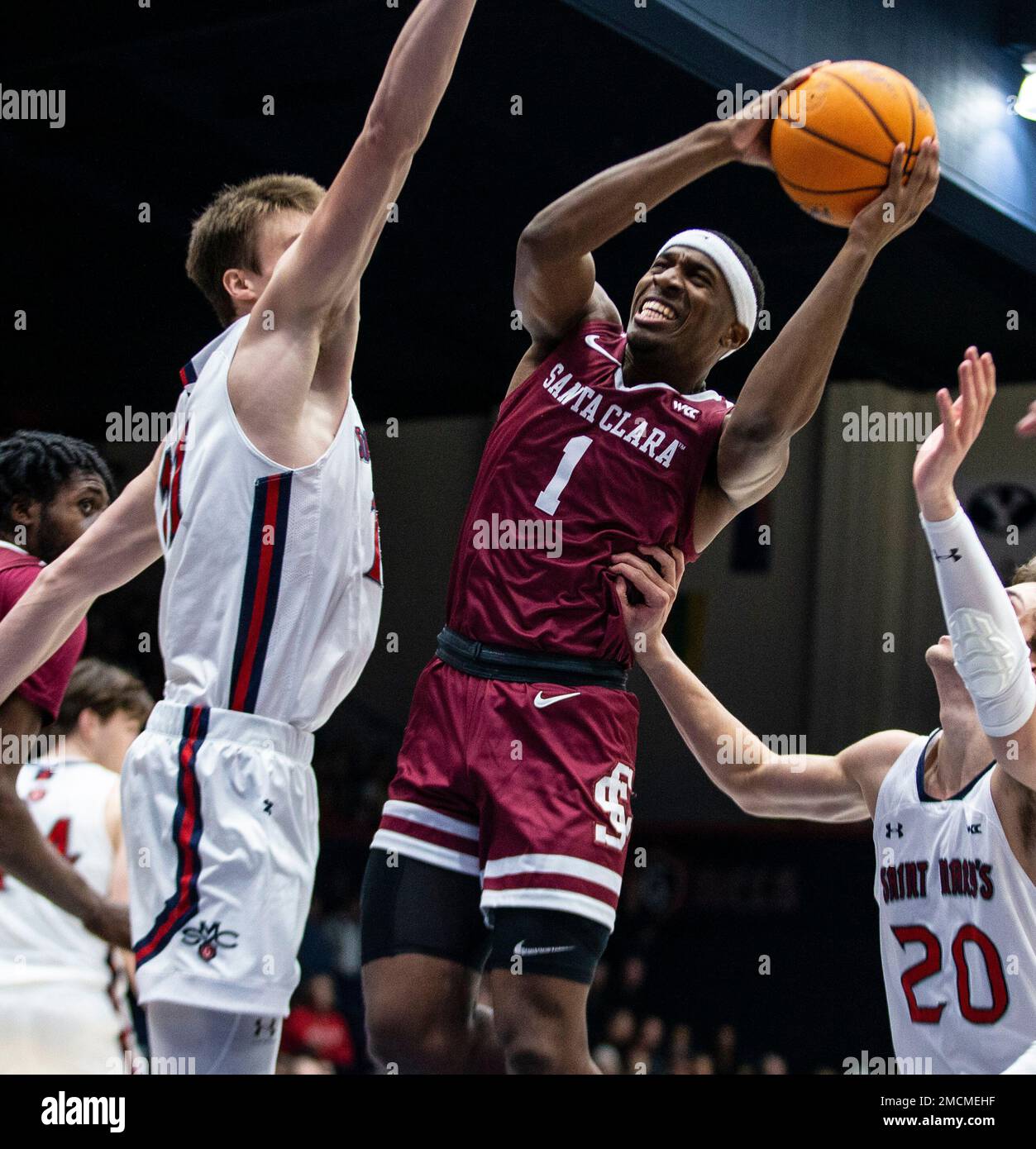 Moraga, Kalifornien USA 21. Januar 2023. A. Santa Clara Wachmann Carlos Stewart (1) fährt während des NCAA Männer Basketballspiels zwischen Santa Clara Broncos und den Saint Mary's Gaels auf den Korb. Saint Mary's schlägt Santa Clara 77-58 im University Credit Union Pavilion Moraga Calif Thurman James/CSM/Alamy Live News Stockfoto