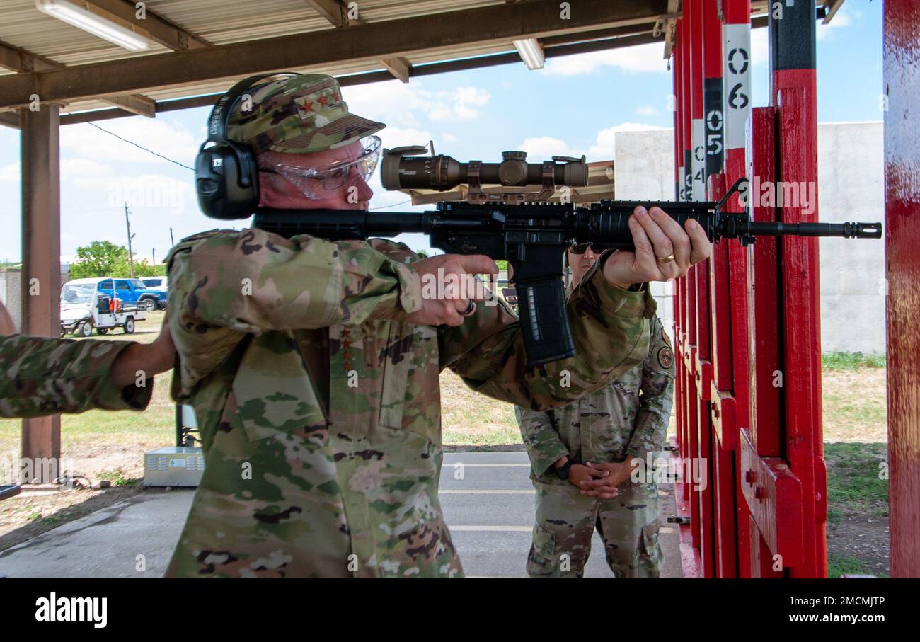 General Duke K. Richardson, Befehlshaber des Materialkommandos der Luftwaffe, feuert das Waffensystem M4A1 für eine Live-Feuerdemonstration während eines offiziellen Besuchs im Hauptquartier des Installations- und Missionsunterstützungszentrums der Luftwaffe auf der Joint Base San Antonio-Lackland ab, 6. Juli 2022. Richardsons Besuch bei der AFIMSC in San Antonio war Teil eines Einsatzes in Missionen des Air Force Material Command, nachdem er vor kurzem die Zügel der AFMC übernommen hatte. Stockfoto