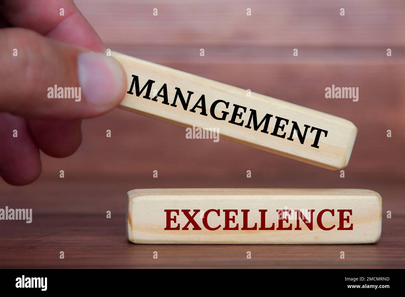 Handhaltung Management Excellence Text auf Holzblöcken. Management Excellence und Geschäftskonzept. Stockfoto