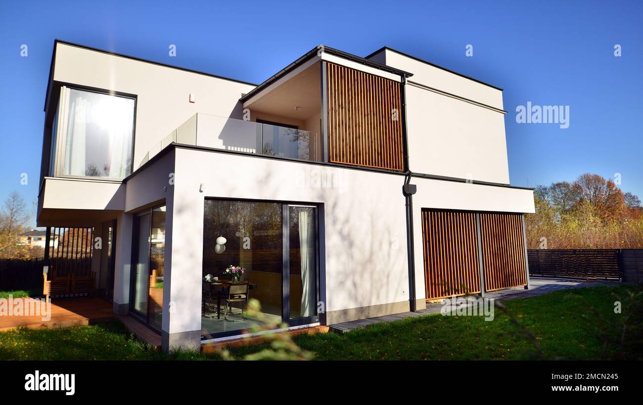 Kubistische Architektur. Gemütliches und modernes Haus mit Garage und kopfsteingepflasterter Auffahrt. Moderne Architektur. Stockfoto