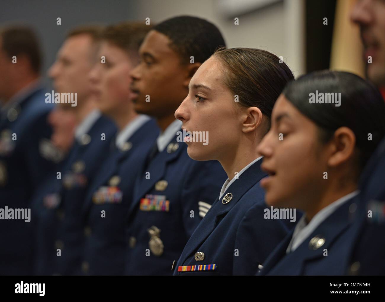 Airman Leadership School Class 22-E singt den Air Force Song während der Abschlussfeier der Airman Leadership School im Powell Event Center, Goodfellow Air Force Base, Texas, 7. Juli 2022. ALS ist ein fünfwöchiger Kurs, der erfahrene Flugzeuge auf die Übernahme von Aufsichtsaufgaben durch Unterricht in Führung, Follower, schriftliche und mündliche Kommunikationsfähigkeiten und den Beruf der Waffen vorbereiten soll. Stockfoto