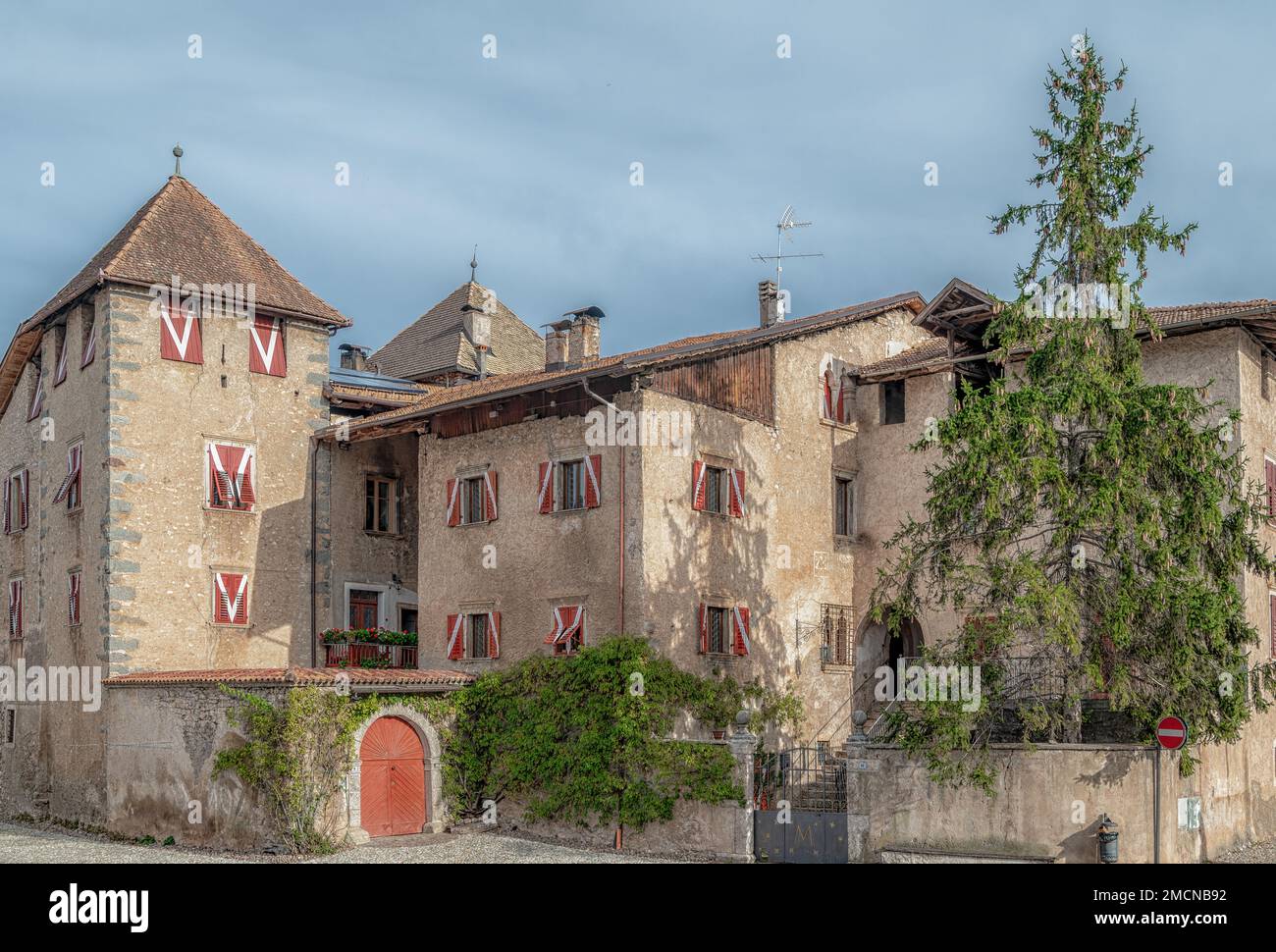 Das mittelalterliche Schloss Casez (oder Palazzo Concini) aus dem 19. Jahrhundert - Sanzeno, Non Valley, Provinz Trient, Trentino Alto-Adige, Italien, Europa - November 12, Stockfoto