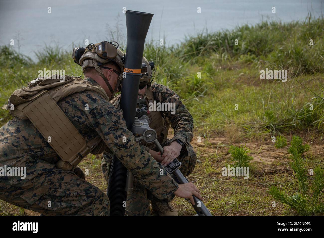 USA Marines, die dem Landungsteam 2/5, 31. Marineexpeditionstrupp zugeteilt wurden, stellen einen M285 81mm-Mörser während einer taktischen Flugkontrolltruppentraining auf Irisuna Island, Okinawa, Japan, am 7. Juli 2022 ein. Die Ausbildung ermöglichte es den Marines und Matrosen der Maritime RAID Force, BLT 2/5, und der Naval Special Warfare Group, ihre Kompetenz bei der Koordinierung von Luftangriffen und Mörserschlägen zu bewahren und gleichzeitig die beiden Konflikte zu beseitigen. Die MEU von 31., die einzige fortlaufend nach vorn entsandte MEU des Marinekorps, bietet eine flexible und tödliche Gewalt, die bereit ist, ein breites Spektrum militärischer Tätigkeiten auszuführen Stockfoto