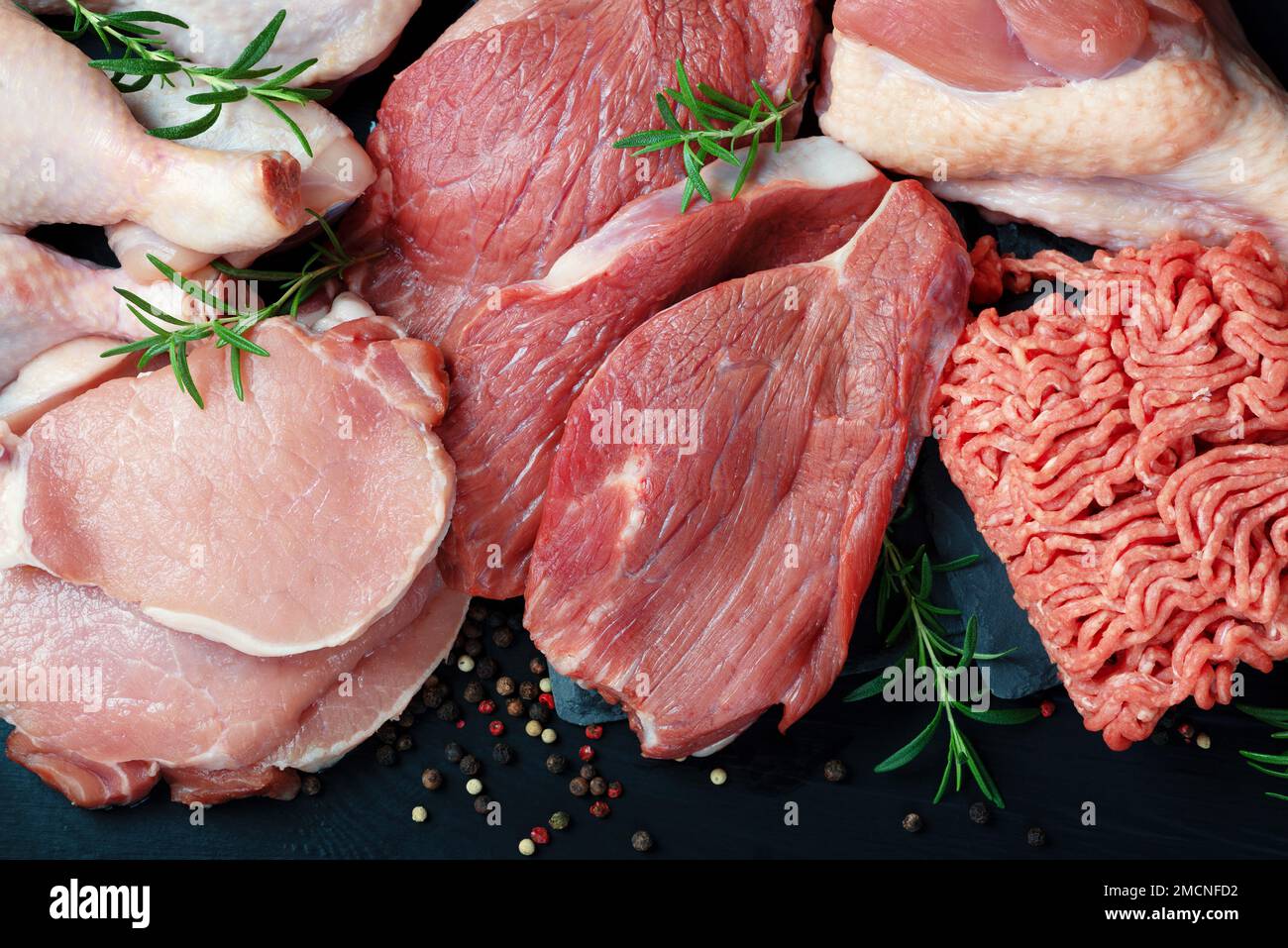 Verschiedene Frischfleischsorten: Schwein, Rind, pute und Huhn Stockfoto