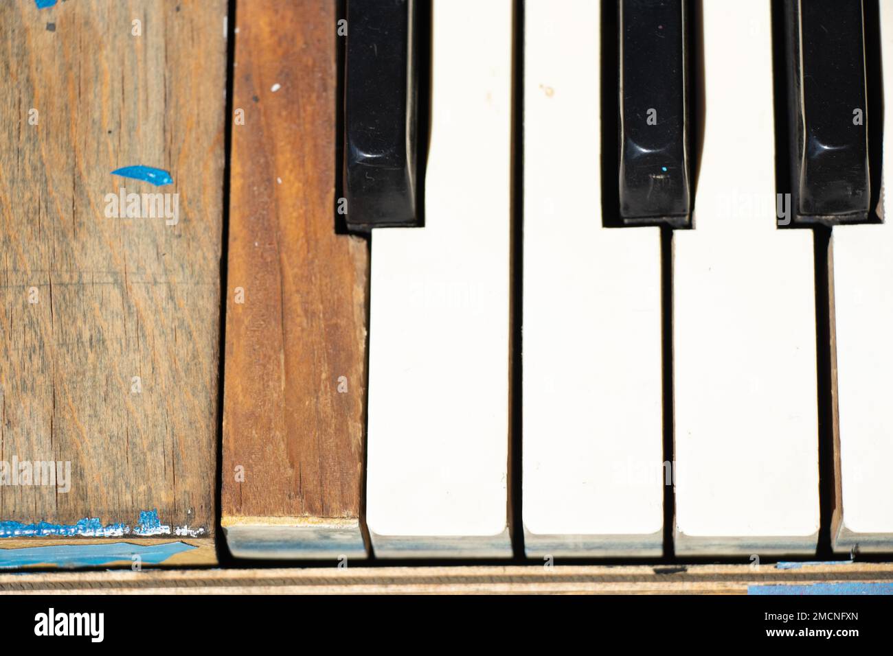 Altes Klavier mit schwarz-weißen Tasten auf der Straße als Hintergrund, Musikkonzept Stockfoto