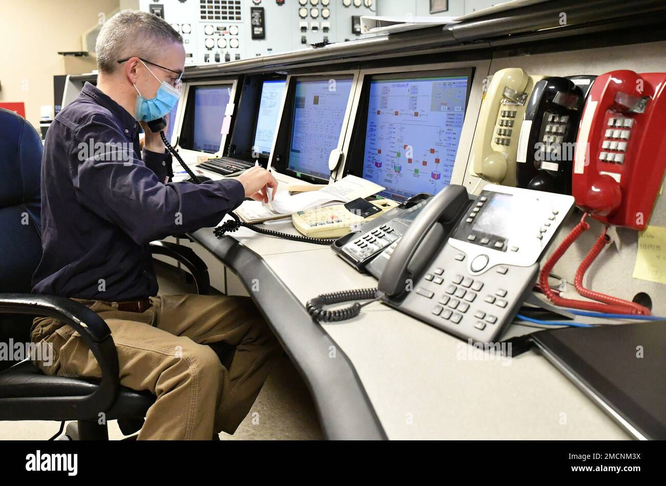 Kevin Herr, Powerplant Shift Operator, nimmt am 7. Juli 2022 einen Anruf zum Wasserfluss im Walter F. George Powerhouse in Fort Gaines, Georgia, entgegen. Herr, der vorübergehend bei Walter F. George eingesetzt wird, war in den letzten 25 Jahren ein Betreiber des Mobile District. Stockfoto