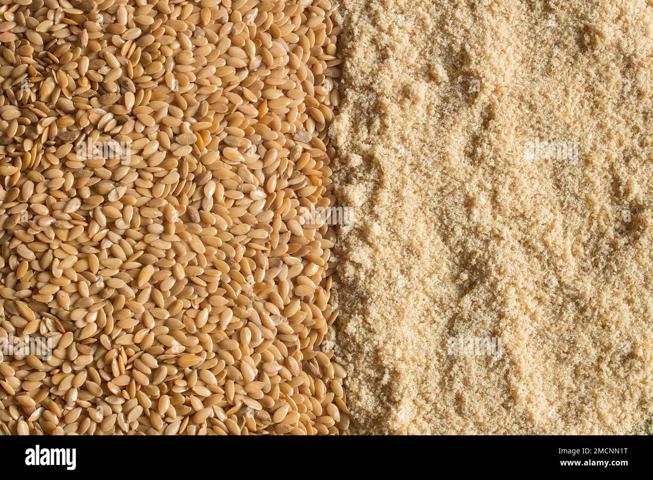 Nahaufnahme von ganzen und gemahlenen Flachskörnern auf einem geteilten Bildschirm. Abstrakter Hintergrund der organischen Textur Stockfoto