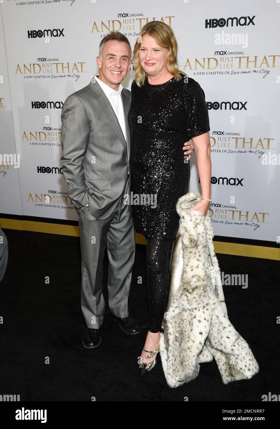 David Eigenberg, left, and wife Chrysti Eigenberg attend the premiere of HBO's "And Just Like That" at the Museum of Modern Art on Wednesday, Dec. 8, 2021, in New York. (Photo by Evan Agostini/Invision/AP) Stockfoto