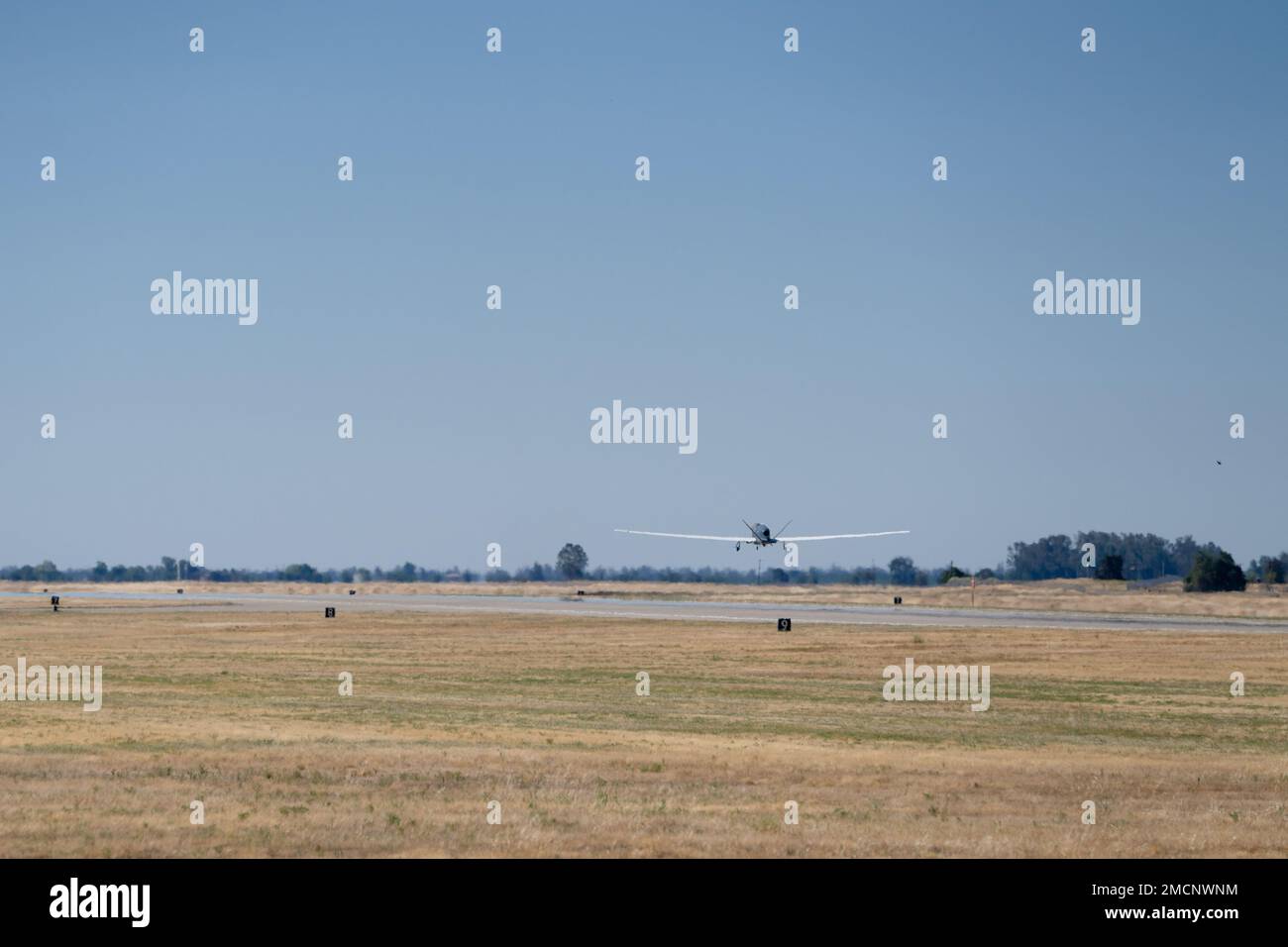 Ein RQ-4 Global Hawk Blcok 30 startet am 7. Juli 2022 am Luftwaffenstützpunkt Beale, Kalifornien. Dieser Flug war der letzte RQ-4, der Beale nach Grand Forks AFB, N.D., veräußerte und an Northrup Grumman übertrug. Stockfoto