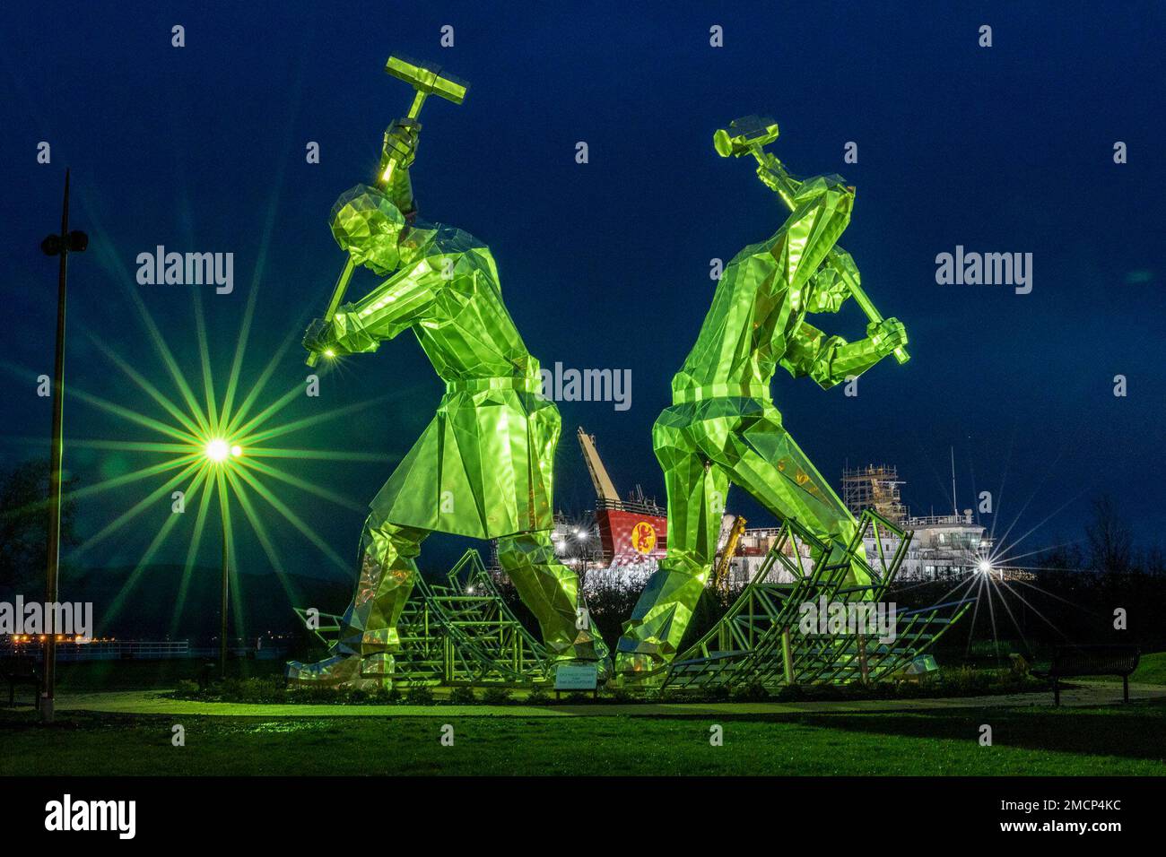 Greenock, Großbritannien. 21. Januar 2023: Die Schiffsbauer von Port Glasgow Skulptur von John McKenna wird vor der Glen Sannox Ferry beleuchtet, die auf der Ferguson Werft gebaut wird. Kredit: Rich Dyson/Alamy Live News Stockfoto