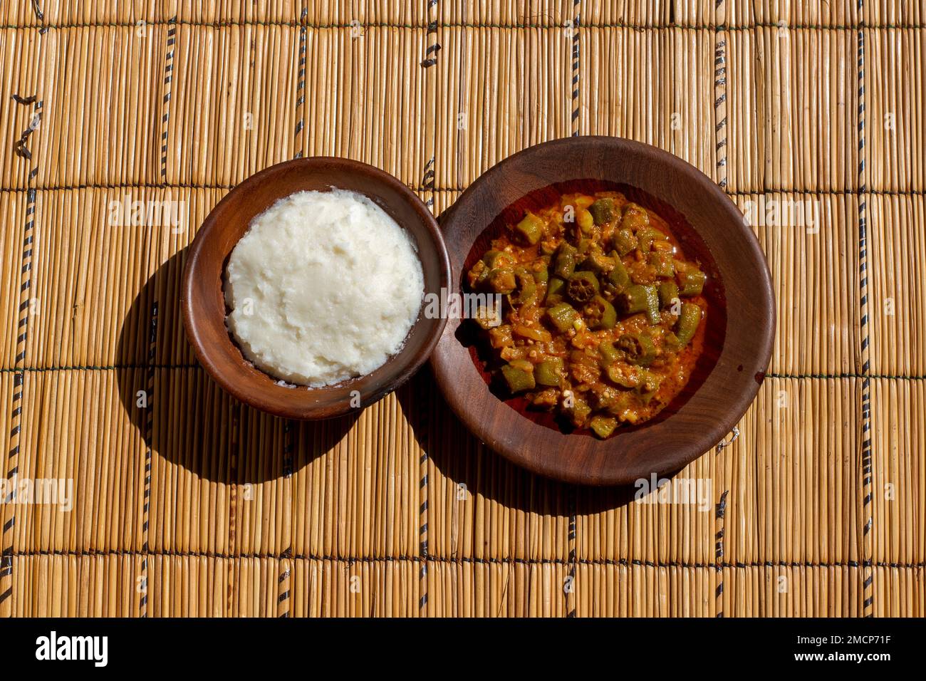 Okra- und Tomateneintopf, eine klassische Kombination, mit dem Zusatz von Ugali, einem Grundgericht aus Maismehl, ist eine sättigende und leckere Mahlzeit Stockfoto