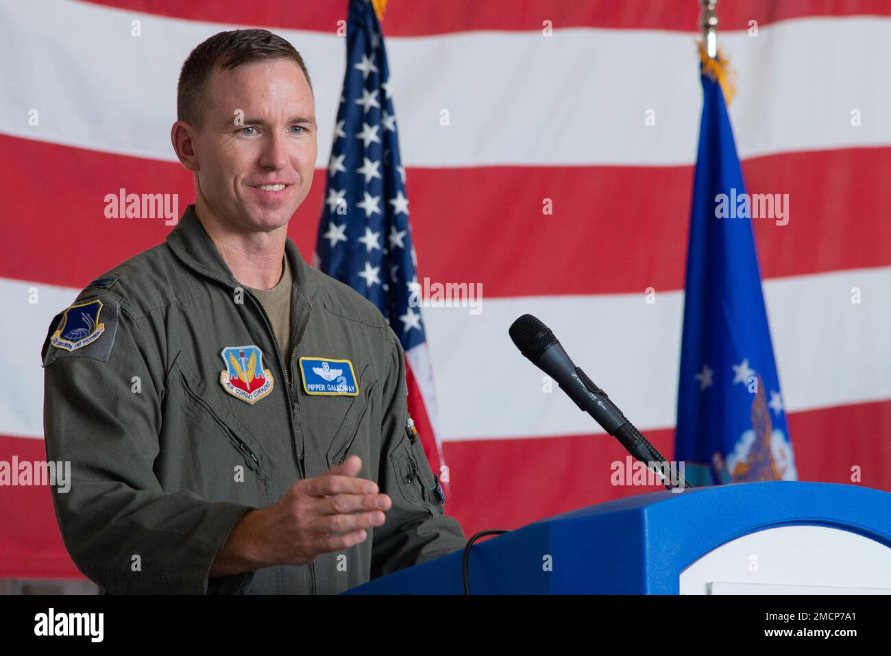 USA Air Force Oberst John Galloway, 495. Fighter Group Commander, spricht während einer Aktivierungszeremonie für die neu installierte 306. Fighter Squadron am 8. Juli 2022 im 177. Fighter Wing, Egg Harbor Township, New Jersey. Das Geschwader wurde im Rahmen der Total Force Integration der Air Force aktiviert, wodurch die Kampfbereitschaft sowohl der Air National Guard als auch der Active Duty Piloten aufrechterhalten wurde. Stockfoto