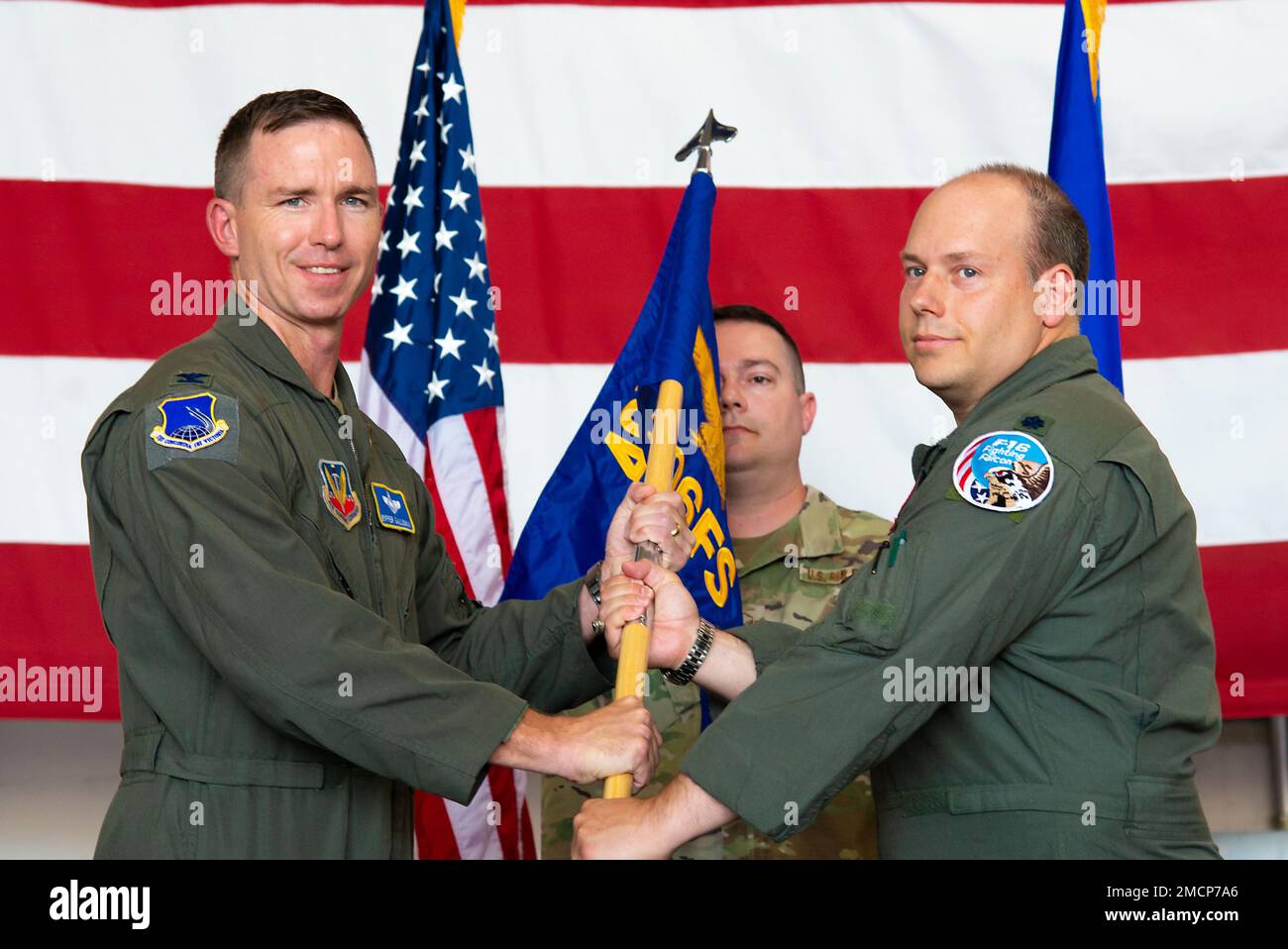 USA Air Force Colonel John Galloway, 495. Fighter Group Commander, Left, überreicht einen Guidon an LT. Colonel Daniel O'Neal, F-16 Fighter Pilot mit der 495. Fighter Group, Right, aktiviert die 306. Fighter Squadron am 8. Juli 2022 im 177. Fighter Wing, Egg Harbor Township, New Jersey. Die Staffel wurde im Rahmen der Total Force Integration der Air Force aktiviert und trug so dazu bei, die Kampfbereitschaft sowohl bei der Nationalgarde als auch bei den Piloten des aktiven Dienstes aufrechtzuerhalten. Stockfoto
