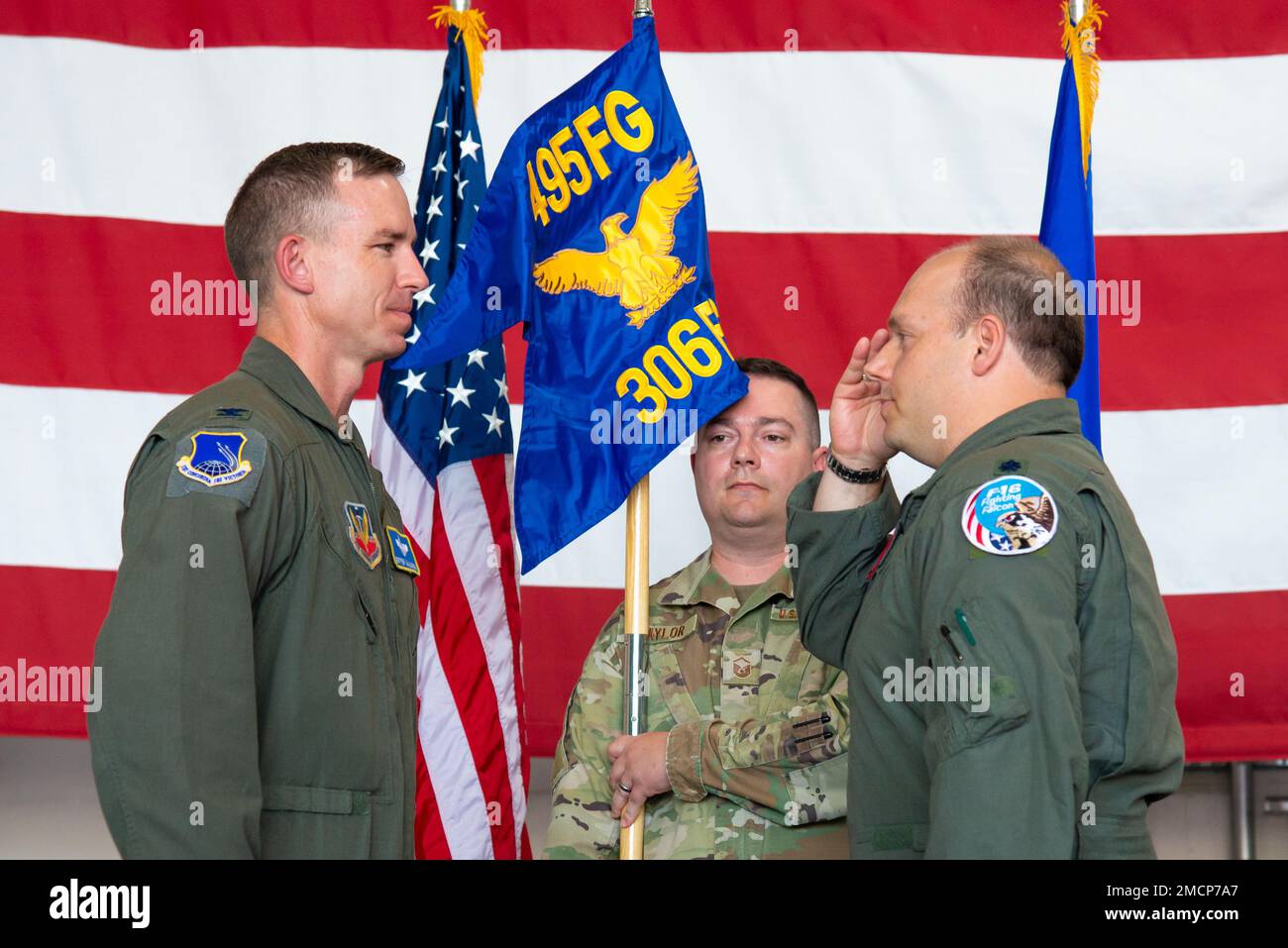 USA Air Force Colonel John Galloway, 495. Kampfgruppenkommandant links, erhält einen Salut von LT. Colonel Daniel O'Neal, F-16 Kampfpilot mit der 495. Kampfgruppe, rechts, nachdem er O'Neal das Kommando über die 306. Kampfgeschwader am 8. Juli 2022 im 177. Kampfflügel übertrug, Egg Harbor Township, New Jersey. Die Staffel wurde im Rahmen der Total Force Integration der Air Force aktiviert und trug so dazu bei, die Kampfbereitschaft sowohl bei der Nationalgarde als auch bei den Piloten des aktiven Dienstes aufrechtzuerhalten. Stockfoto