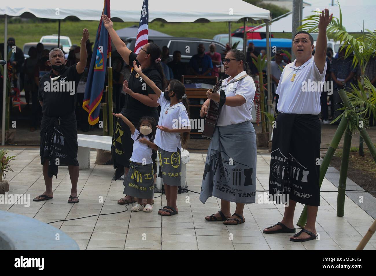Guam-Künstler nehmen am 78. Manenggon-Gedenktag in Barrigada, Guam, 8. Juli 2022 Teil. Das Kalaguak Memorial ist ein heiliger Boden für viele, die im Zweiten Weltkrieg ihr Leben verloren, nachdem sie von japanischen kaiserlichen Kräften, die das Land besetzten, aus ihren Häusern gedrängt wurden. Auf der Gedenktafel steht: „Heute erinnern wir uns an die Tränen derer, die im Krieg gelitten haben. Mögen wir das nie vergessen.“ Stockfoto