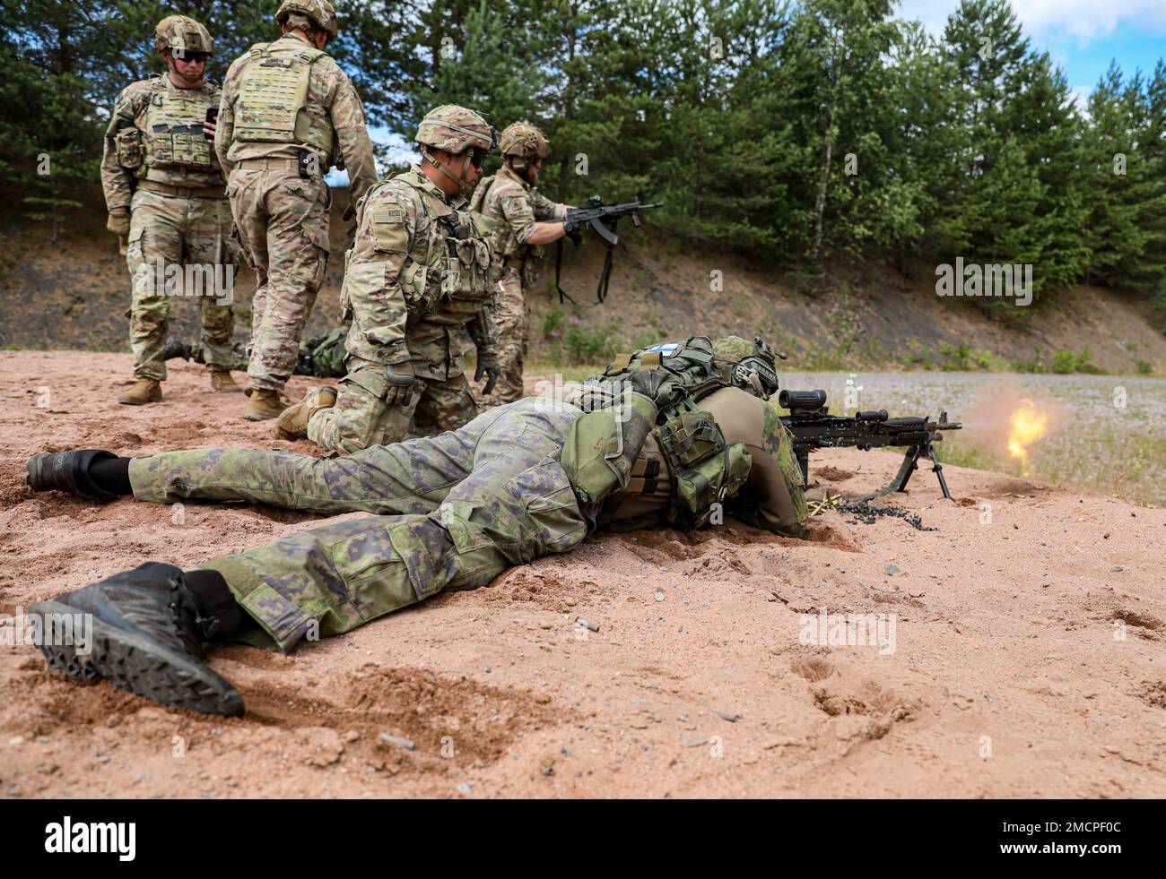 Finnische Soldaten, die dem Jaeger-Regiment zugeteilt sind, und die USA Soldaten, die dem 3. Panzerbrigade-Kampfteam, 4. Infanteriedivision, zugeteilt wurden, lehren einander, wie man ihre Waffensysteme bedient, in Huovinrinne, Finnland, 8. Juli 2022. Das 3. Panzerbrigade-Kampfteam, die 4. Infanterieabteilung und die Pori-Brigade der finnischen Armee begannen mit der Sommerausbildung in Finnland, um die Beziehungen zwischen den beiden Nationen zu stärken und die Interoperabilität zwischen ihnen zu fördern. Stockfoto