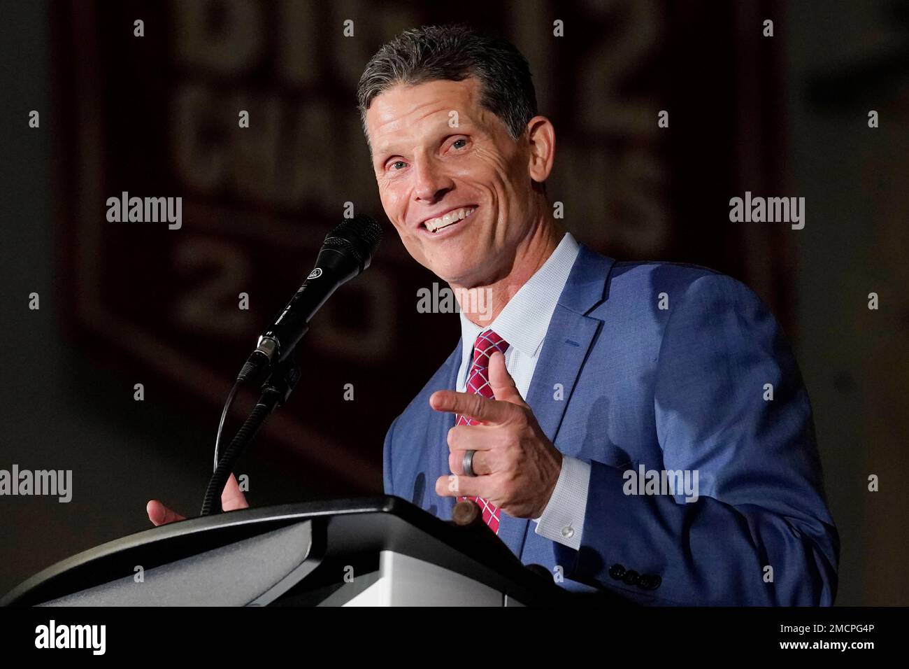 Brent Venables, newly named head football coach at Oklahoma, speaks during an NCAA college football introduction event, Monday, Dec. 6, 2021, in Norman, Okla. (AP Photo/Sue Ogrocki) Stockfoto