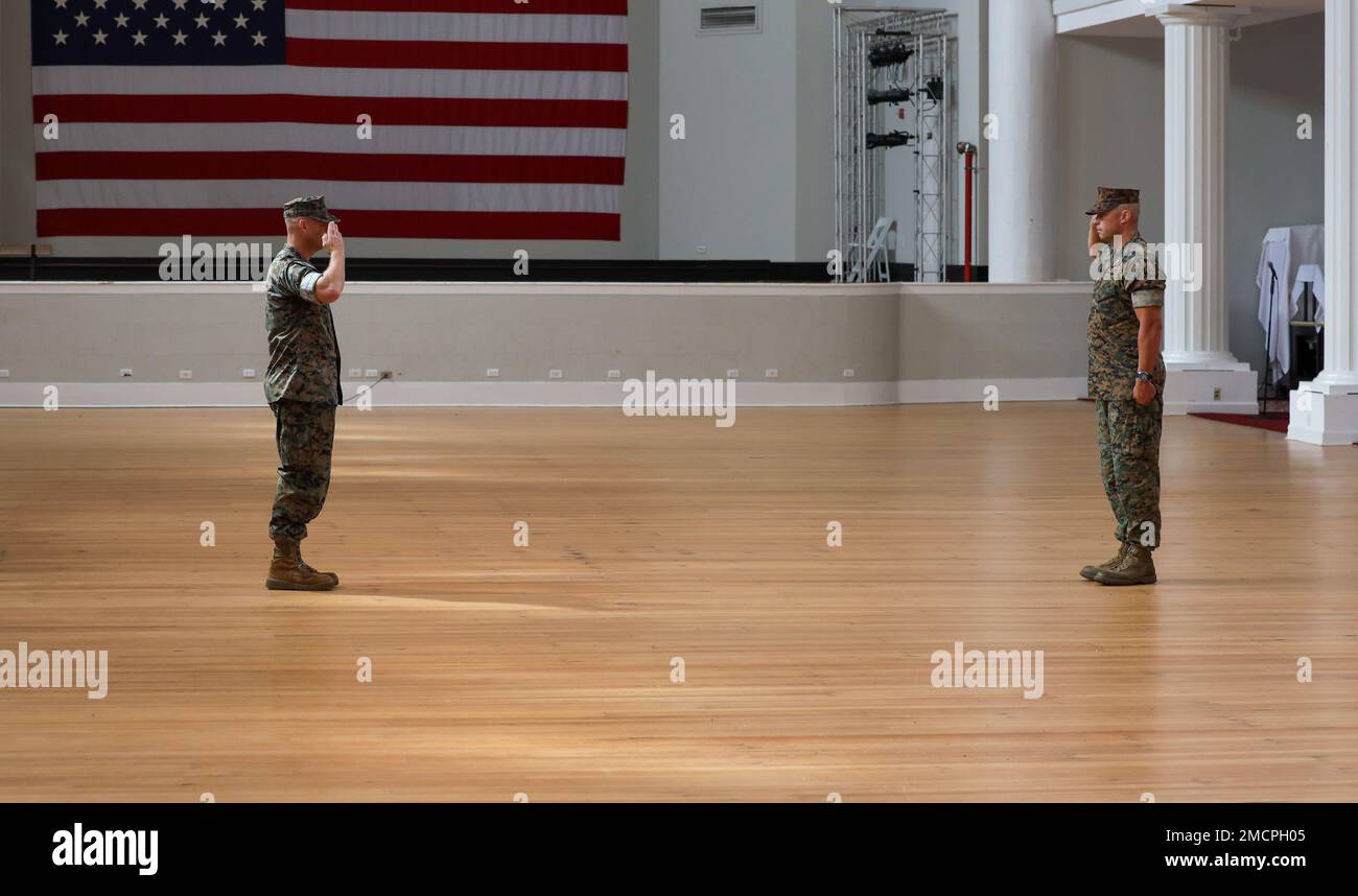 Lieutenant Colonel Nathan P. Bastar übergibt das Kommando über Hauptquartier und Militärbataillon an Lieutenant Colonel Peter C. Dunning an Bord des Marine Corps Recruit Depot Parris Island, S.C., am 8. Juli 2022. Hauptquartier- und Servicebataillon ist für die Verwaltung und Logistik des Depots zuständig. Stockfoto