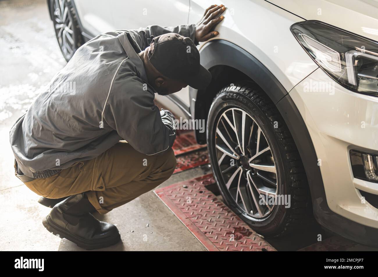 Mechanische Prüfung der Geometrie und Aufhängung eines Autorads mit Präzisionswerkzeugen. Hochwertige Fotos. Stockfoto