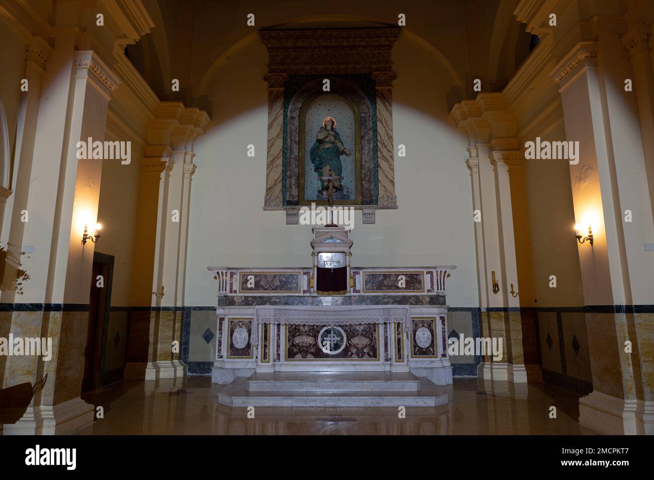 Die Kirche der Unbefleckten Empfängnis wurde durch das Erdbeben von 1805 zerstört und 1852 wieder aufgebaut. Der Innenraum hat ein einziges Schiff, mit einem Stockfoto