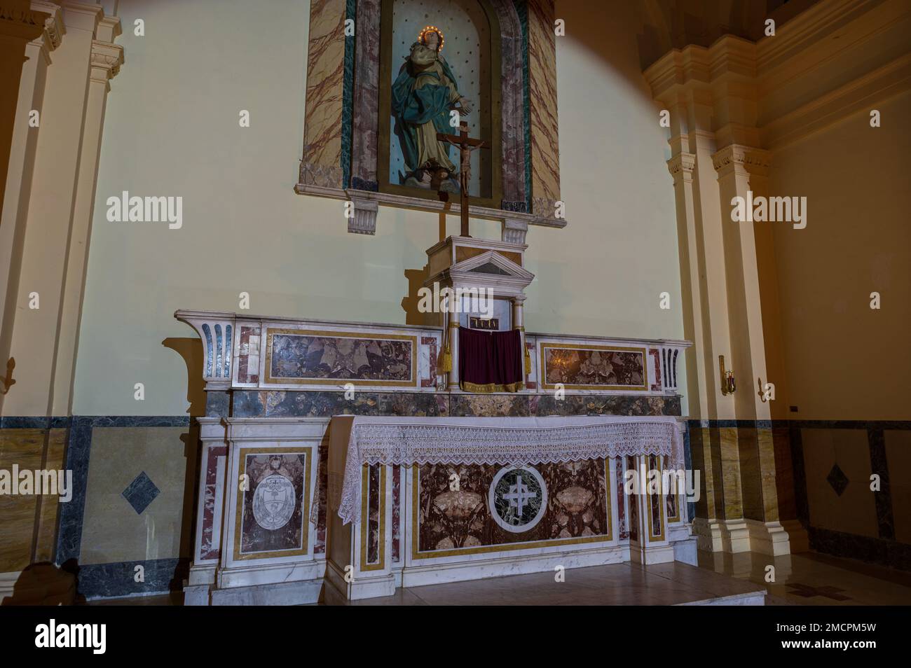 Die Kirche der Unbefleckten Empfängnis wurde durch das Erdbeben von 1805 zerstört und 1852 wieder aufgebaut. Der Innenraum hat ein einziges Schiff, mit einem Stockfoto