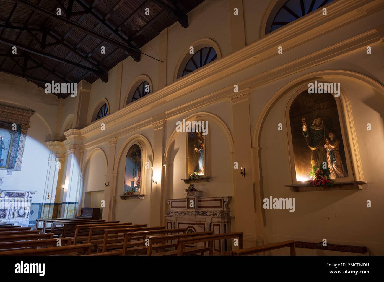 Die Kirche der Unbefleckten Empfängnis wurde durch das Erdbeben von 1805 zerstört und 1852 wieder aufgebaut. Der Innenraum hat ein einziges Schiff, mit einem Stockfoto